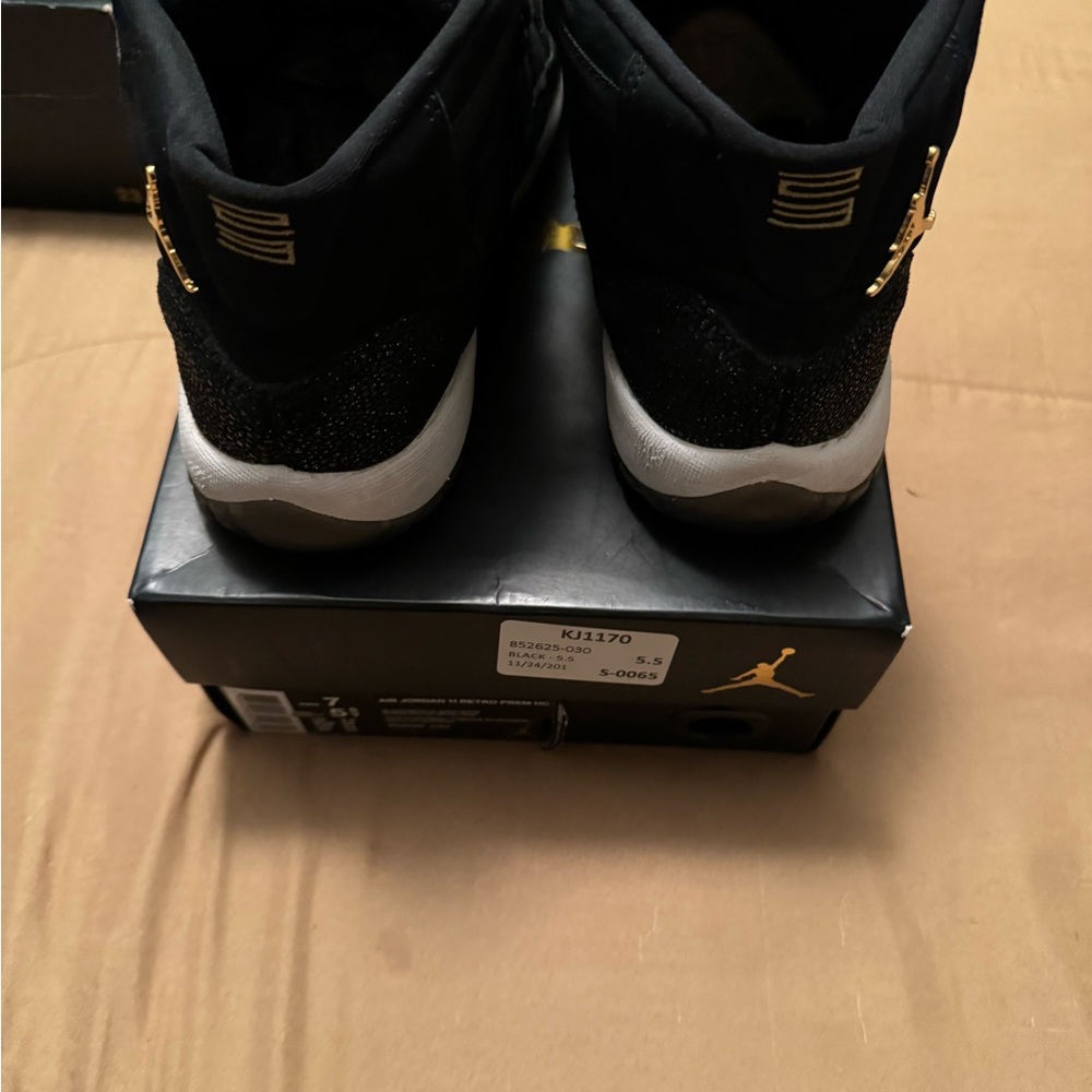 Size 5 or 5 1/2 big boy.